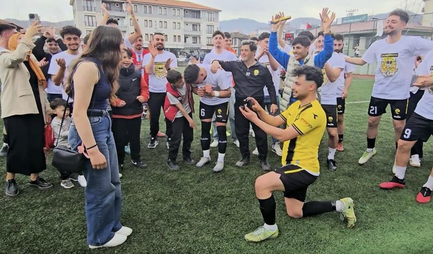 Kastamonu'da unutulmaz teklif: Şampiyonluk maçında evlilik teklifi geldi (görüntülü haber)