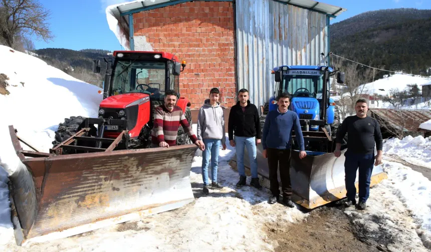 Kastamonulu muhtar kendi imkanlarıyla yaptığı aparatla köy yollarını açıyor!