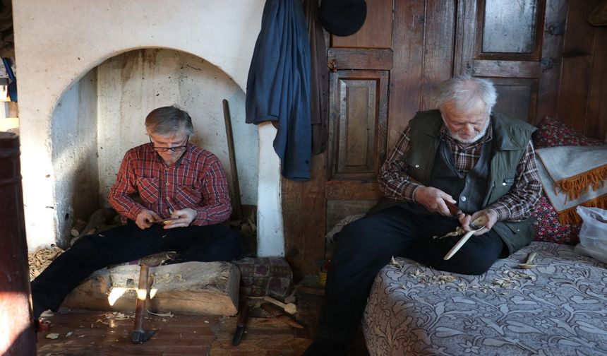 Kastamonulu usta sanatını yaşatıyor: 91 yaşındaki babasıyla şimşir kaşıkları geleceğe taşıyor