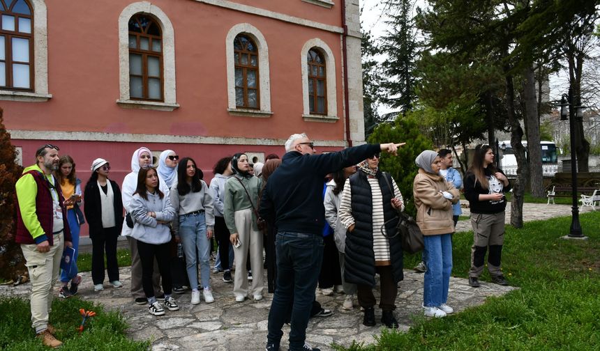 KÜ öğrencileri sahilde çöp topladı: Taşköprü'de kamp yaptı!