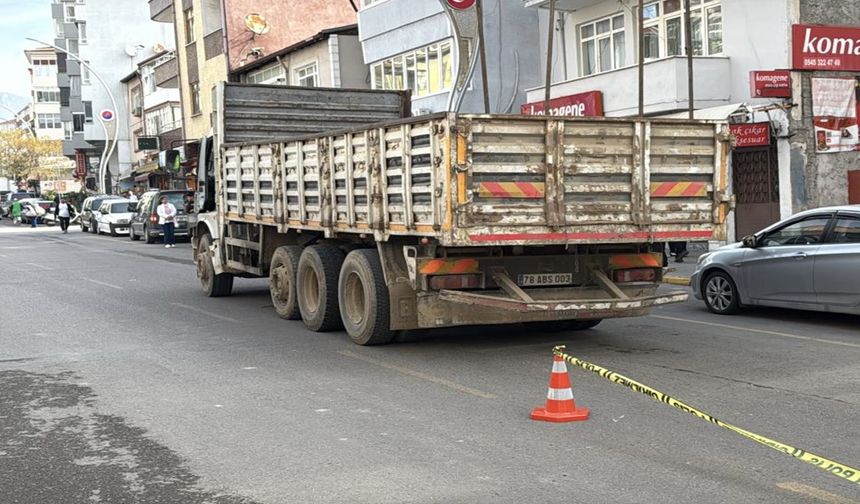 Kamyonun çarptığı genç kız öldü! (görüntülü haber)