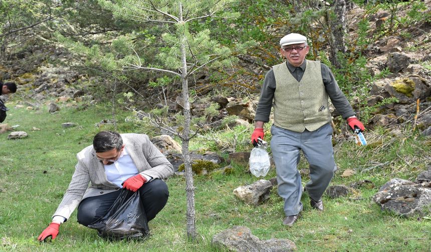 Kastamonu’da Kaymakam Çamkerten, çöp topladı!