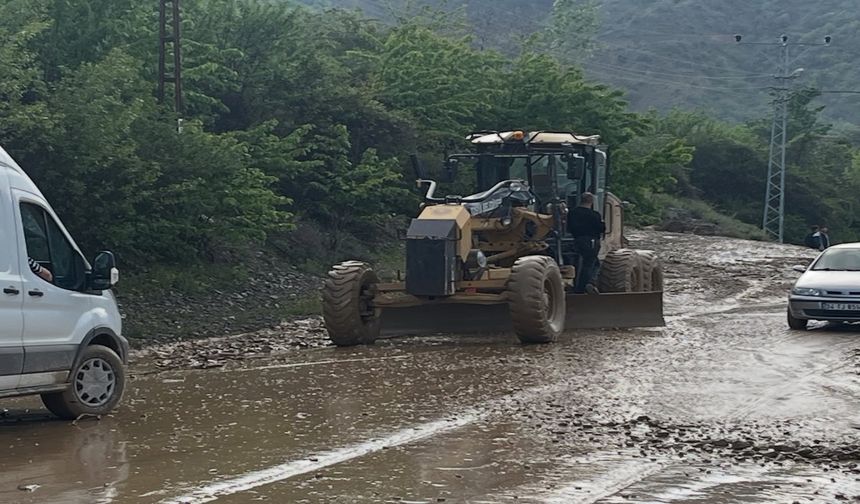 Kastamonu'da çamur seli: Yol kapandı, trafik aksadı