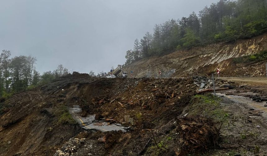 Kastamonu'da heyelan sebebiyle kapalı olan yol yeniden ulaşıma açıldı