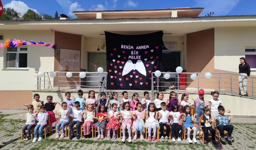 Kastamonu’nun ilçesinde miniklerden annelere özel kahvaltı sürprizi