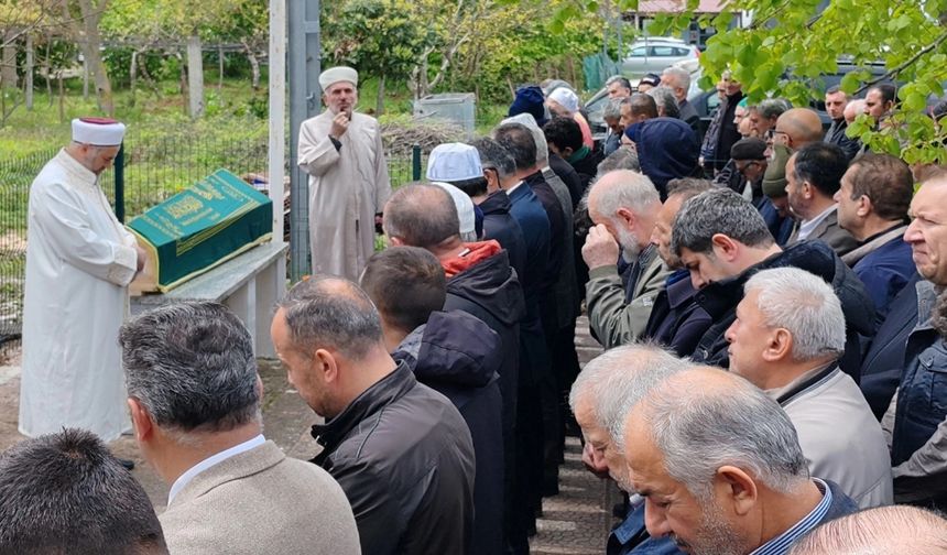 Kastamonu'da Müftü Yardımcısı, annesini toprağa verdi