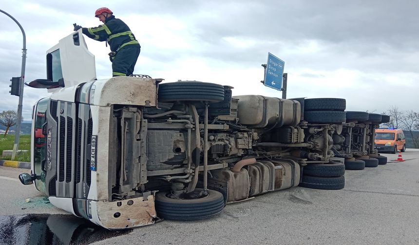 Kastamonu'da feci kaza: Demir yüklü tır devrildi