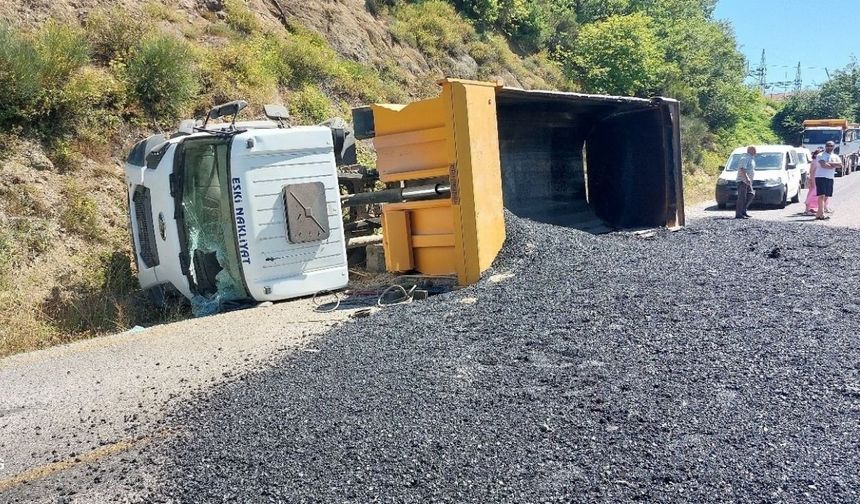 Kastamonu’da yük kamyonu şarampole devrildi: 1 yaralı