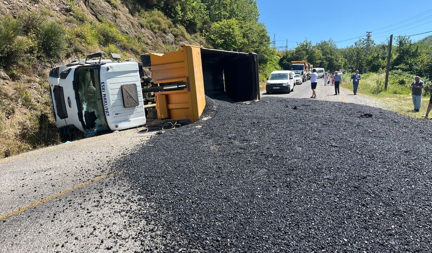 Kastamonu'da asfalt yüklü kamyon devrildi: Sürücü yaralandı (Detaylar)