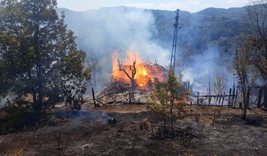 Son dakika: Kastamonu'daki feci yangında ev küle döndü!