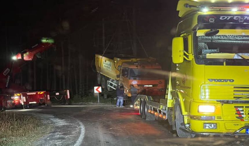 Taşköprü'ye yakın bölgede Karayollarına ait kamyon kaza yaptı: Yol trafiğe kapandı (görüntülü haber)