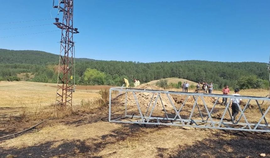 Kastamonu’da facianın eşiğinden dönüldü: Kıvılcımlar tarlayı küle çevirdi!