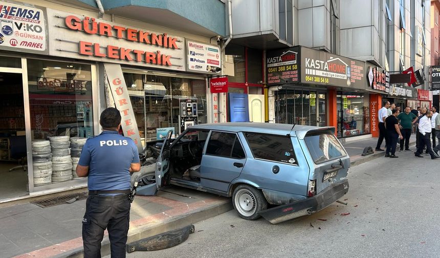 Kastamonu'daki kazada otomobiller iş yerlerine çarparak durabildi: 1 yaralı var! (Detaylar)
