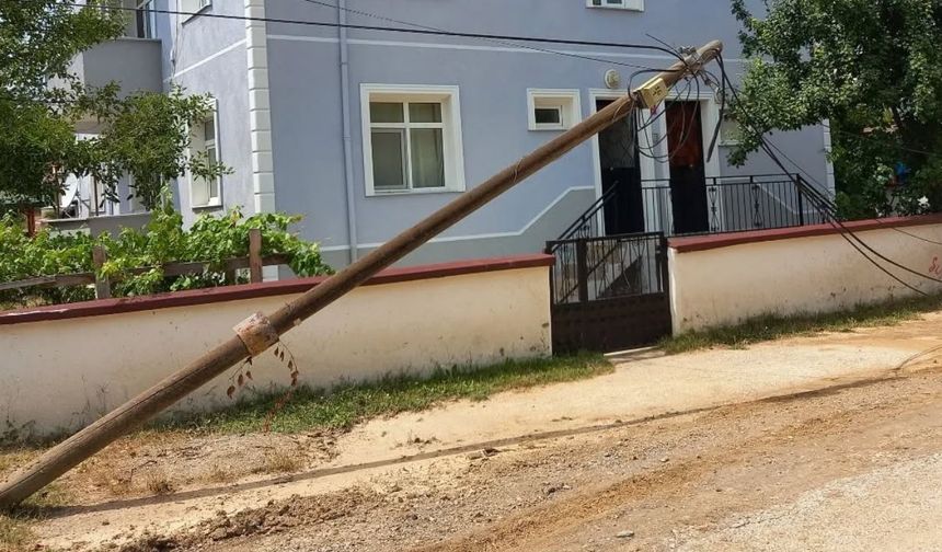 Kastamonu’nun ilçesinde eğik telefon direği tehlike saçıyor