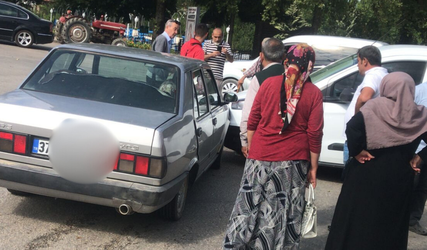 Taşköprü'de araçlar çarpıştı, maddi hasar meydana geldi