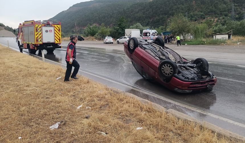 Devrilen otomobildeki 2 kişi yaralandı