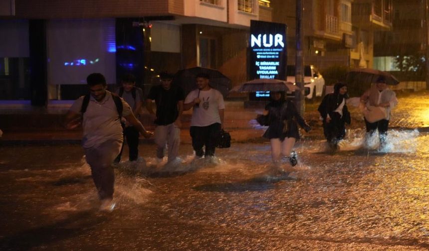 Kastamonu'da uyarıldı! Karadeniz'de sel: Ev ve iş yerlerini su bastı!