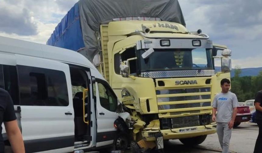 Feci kaza! İşçi minibüsü kamyonla çarpıştı: 4’ü çocuk 8 yaralı
