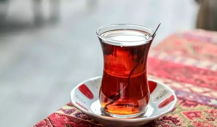 Her gün bardak bardak çay tüketenler dikkat: Kanser riski doğuruyor!