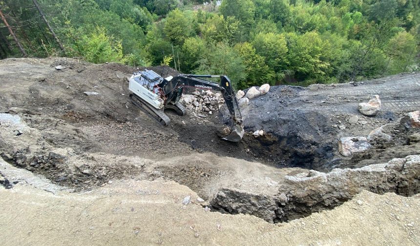 Heyelan Kastamonu'nun köy yolunu ulaşıma kapattı