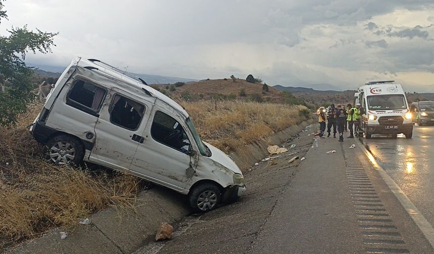 Kastamonu'da ticari araç refüje çarptı: 1 ölü, 4 yaralı
