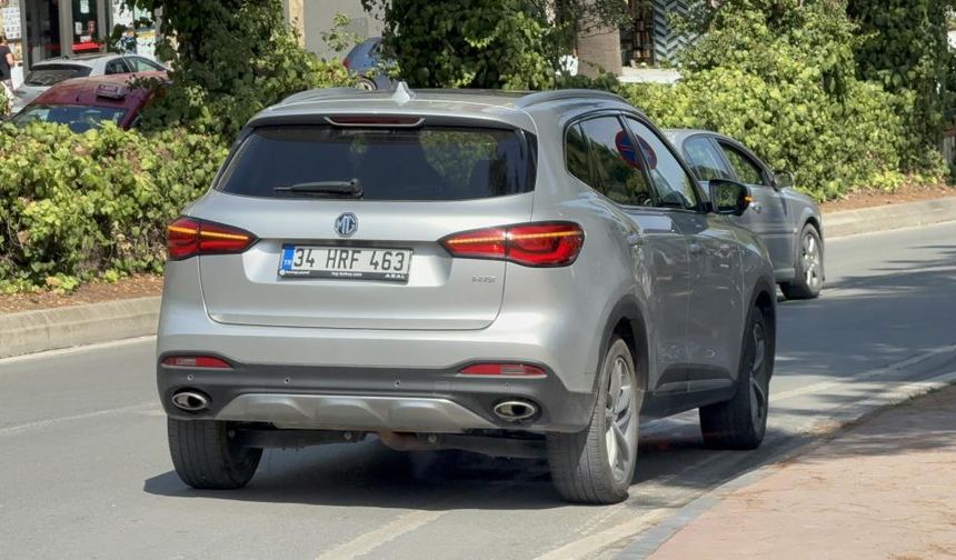 Motosiklet ile otomobil çarpıştı, 2 genç yaralandı