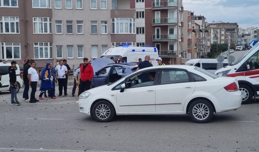 Kavşakta İki Otomobil Çarpıştı: 2 Yaralı Var!