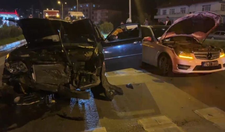 Kırmızı Işıkta Bekleyen Araca Çarpan Sürücü Olay Yerinden Kaçtı