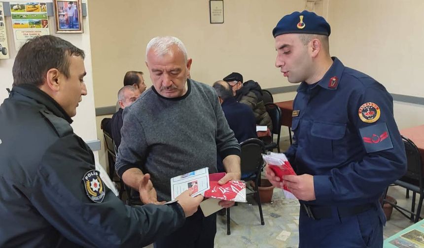Kastamonu'nun ilçesinde esnafa Türk bayrağı dağıtıldı