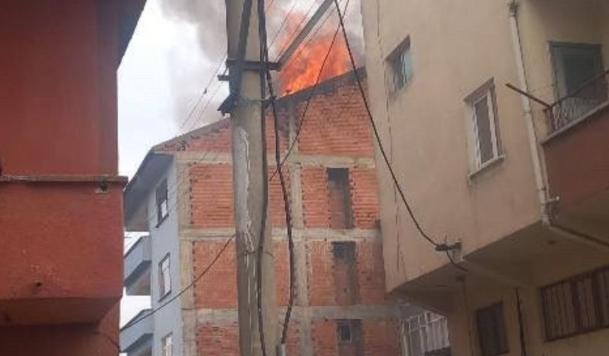 Alevler Bir Anda Yükseldi: Kastamonu'da Çatı Yangını Korkuttu