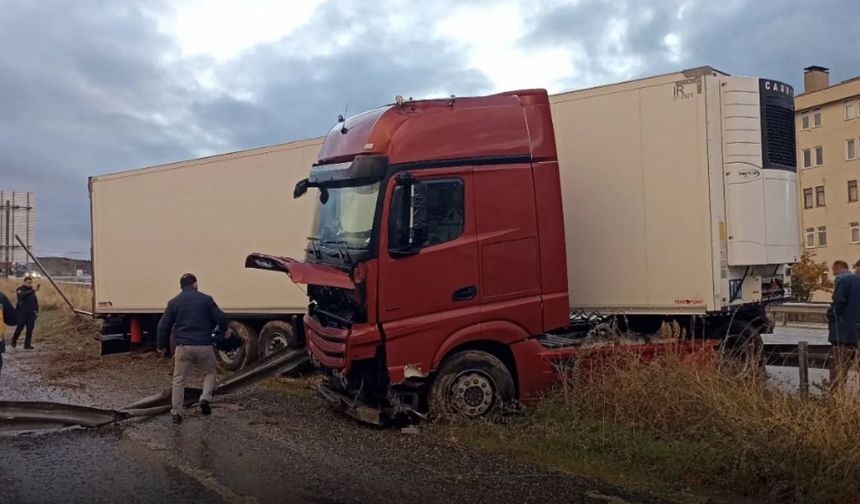 D-100’de Hareketlilik: Makaslayan TIR Trafiği Aksattı