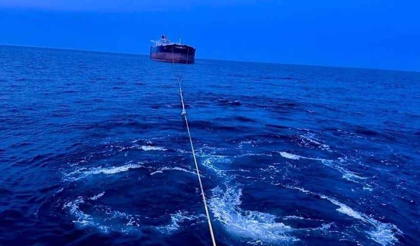 Kastamonu açıklarında isabet aldı: 'Virat' isimli gemi Türkeli'ye çekiliyor!