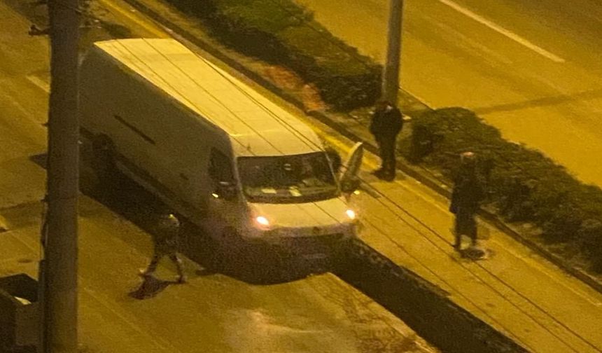 Kastamonu’da minibüs Türk Telekom’un kazdığı çukura düştü!