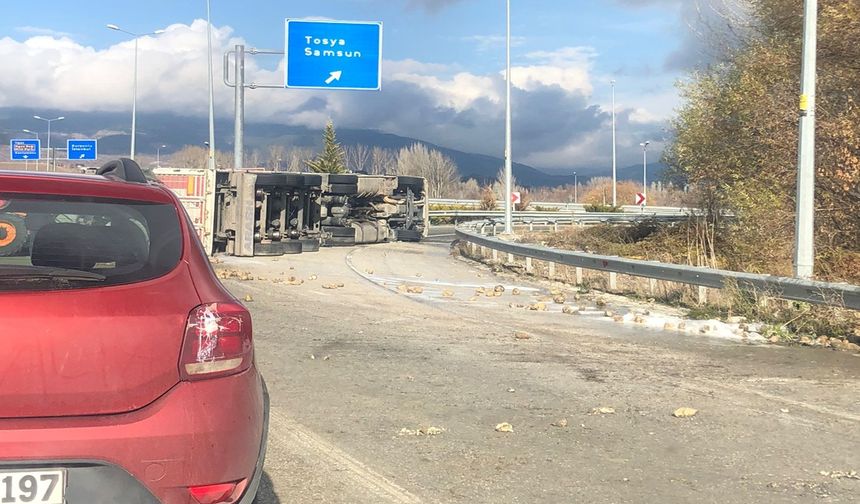 Tosya Samsun yol ayrımında korkutan kaza: Pancar yüklü kamyon devrildi
