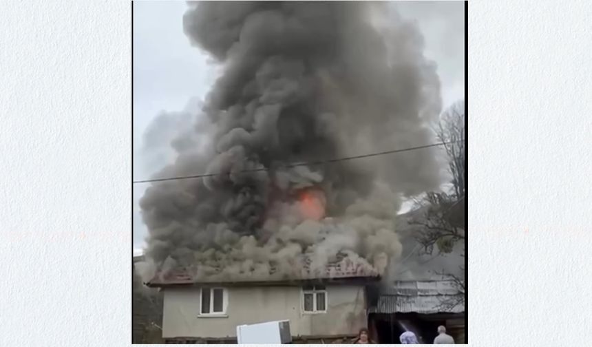 Taşköprü'de Ahşap Ev Alev Alev Yanıyor