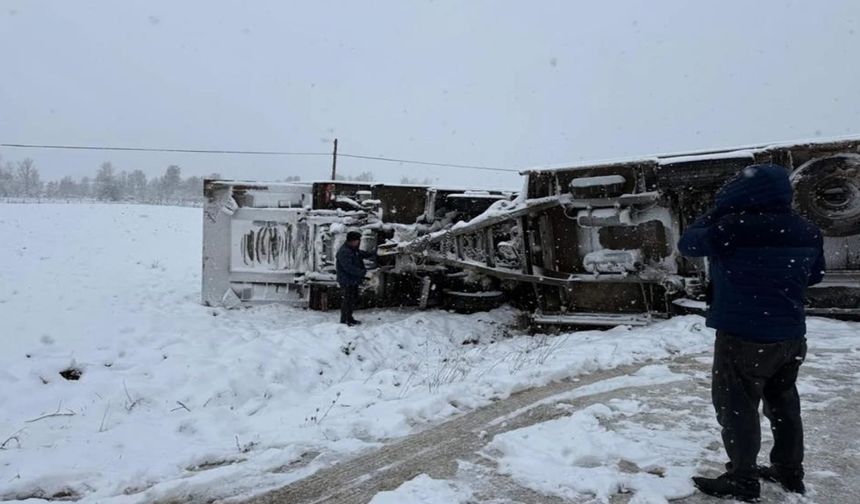 Kastamonu'da Büyük Tehlike Ucuz Atlatıldı: Doğalgaz Tırı Yan Yattı