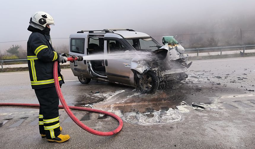 Hafif ticari araç tırla çarpıştı: Feci kazada 5 yaralı var!