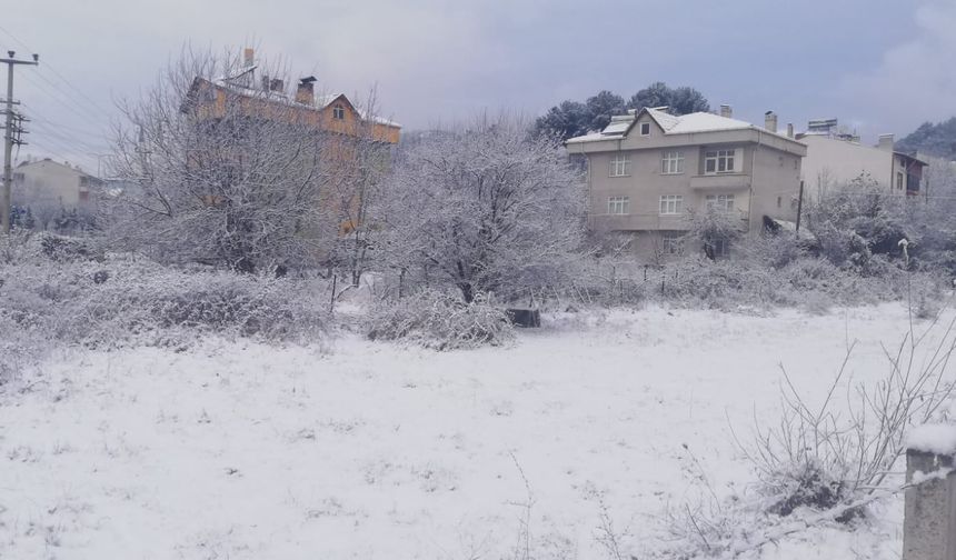 Hanönü'de kar yağışı etkisini artırdı: Köy yollarında çalışma başlatıldı