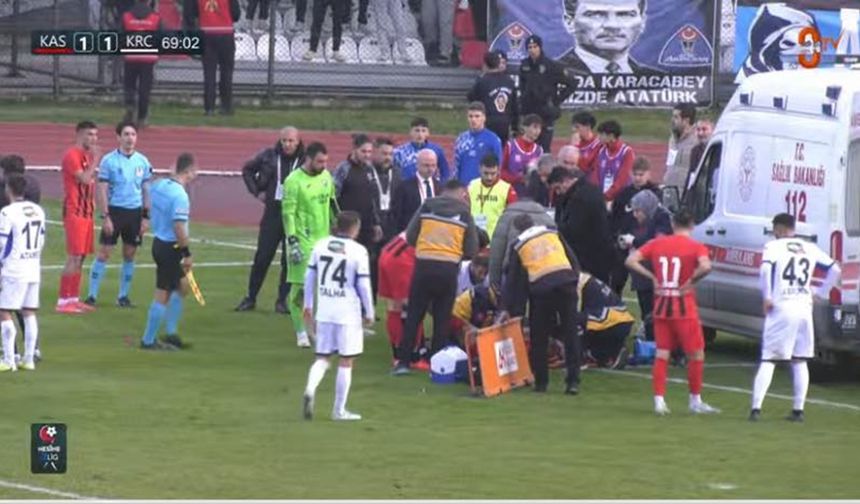 Kastamonu'da futbol maçında sahaya ambulans girdi