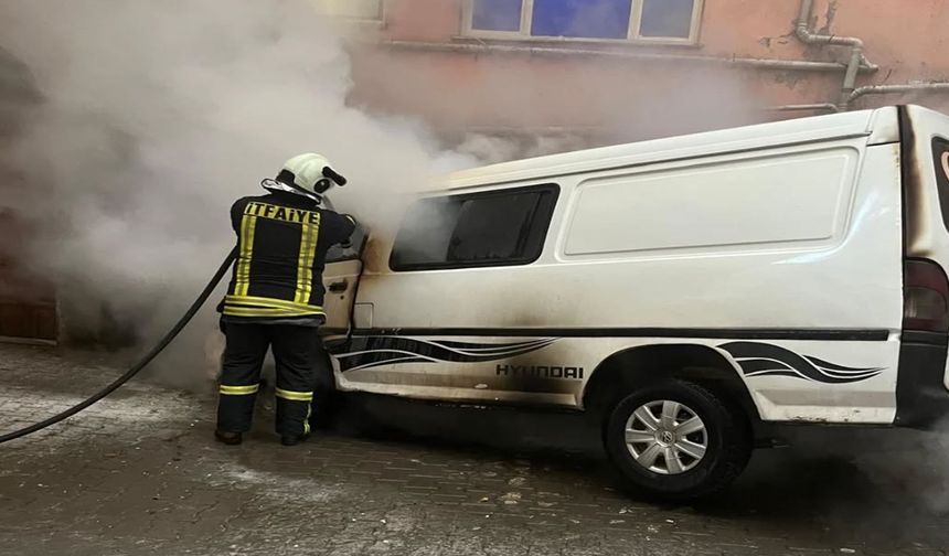 Taşköprü Sitesi önünde panelvan yandı