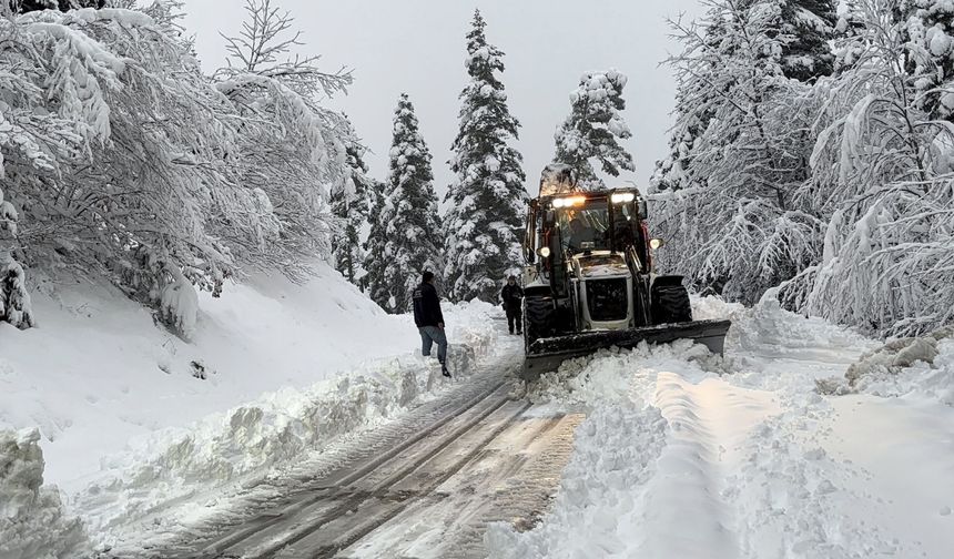 Kastamonu’da aynı gün iki mevsim: Zirvede karla mücadele, düşük rakımda sıcak asfalt