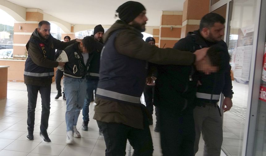 Kastamonu'da iki kardeşten biri ölmüştü: Bıçaklı kavganın zanlıları adliyeye sevk edildi