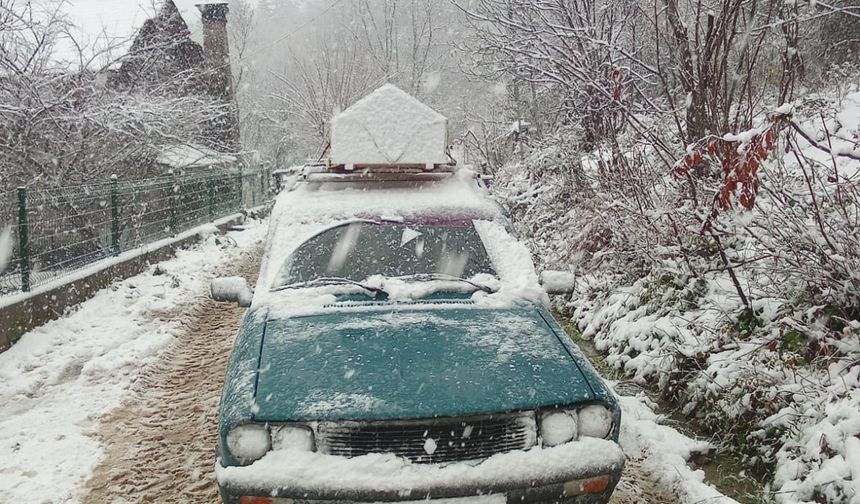 Kastamonu'da kar nedeniyle yolda kalan cenazeyi muhtarlar taşıdı