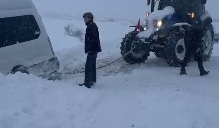 Kastamonu'da yolcu minibüsü kara saplandı: Uzun uğraşlar sonucu kurtarıldı