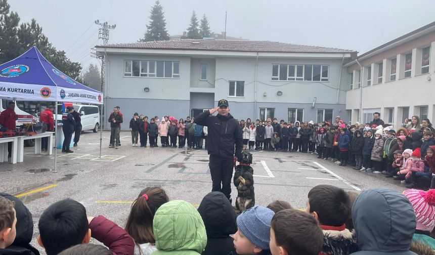 Kastamonu'nun ilçesinde jandarma öğrencilere eğitim verdi