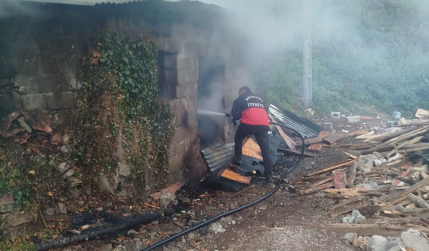 Kastamonu'nun ilçesinde odunluk yandı!