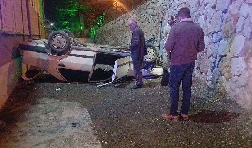 Kontrolden çıkan otomobil bahçeye düştü: Feci kazada 2 kişi yaralandı