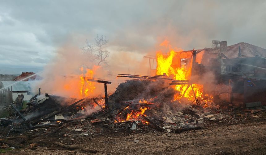 Korkutan Yangın: Köydeki Ahşap Ev Kül Oldu