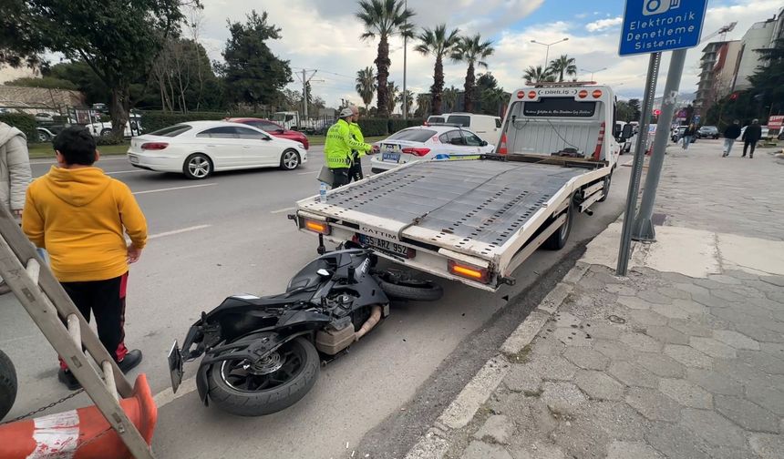 Hafif Ticari Araçla Çarpışan Motosiklet Sürücüsü Yaralandı