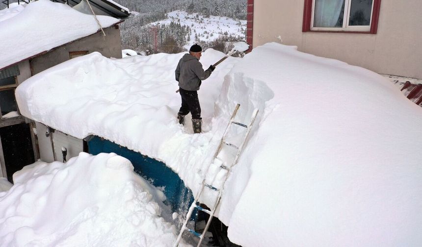 Kastamonu’da çatılara tonlarca yük bindi: Çatılarda zorlu kar mesaisi